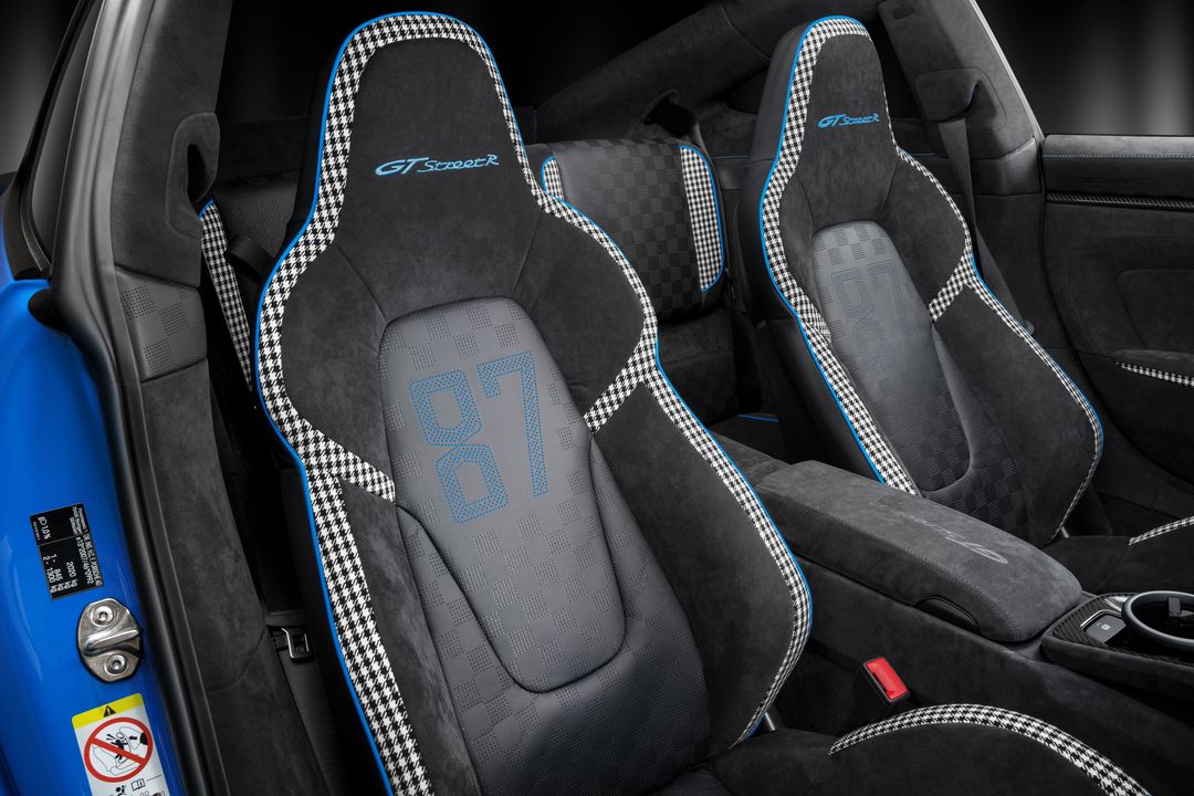 PORSCHE : Sièges sport sur mesure en Alcantara